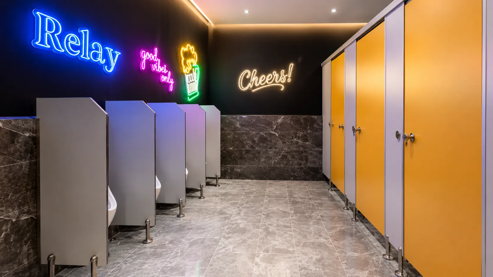 Thi công vách Compact HPL cho quán bar – Vách Ngăn Miền Tây